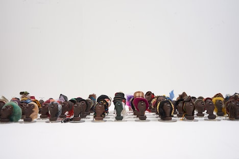 「FREESTYLE 2020 大野智 作品展」に展示されているヘッドフィギュア。