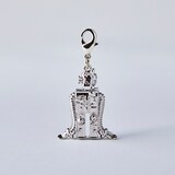 「FREESTYLE 2020 大野智 作品展」オリジナルグッズのチャーム。