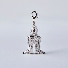 「FREESTYLE 2020 大野智 作品展」オリジナルグッズのチャーム。