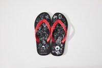 「FREESTYLE 2020 大野智 作品展」オリジナルグッズのビーチサンダル。