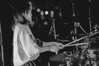 せとゆいか（Dr, Cho）（撮影：白石達也）