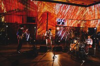 Saucy Dog「Saucy Dog オンラインワンマン Studio Live」の様子。（撮影：白石達也）