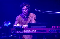 下村亮介（Key）（撮影：上飯坂一）