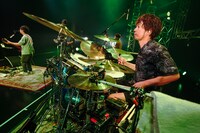 伊地知潔（Dr）（撮影：上飯坂一）