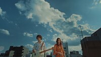 GLIM SPANKY「東京は燃えてる」MVより。