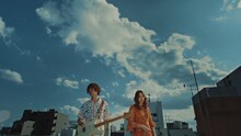GLIM SPANKY「東京は燃えてる」MVより。