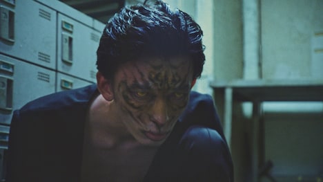 GLIM SPANKY「東京は燃えてる」MVより。