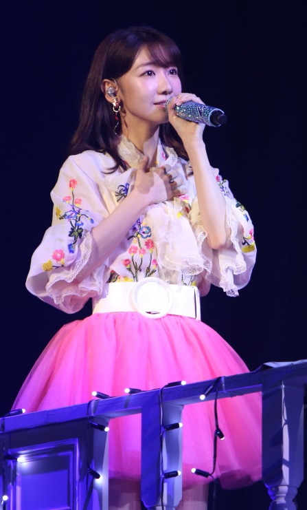 柏木由紀の過去のライブの様子。