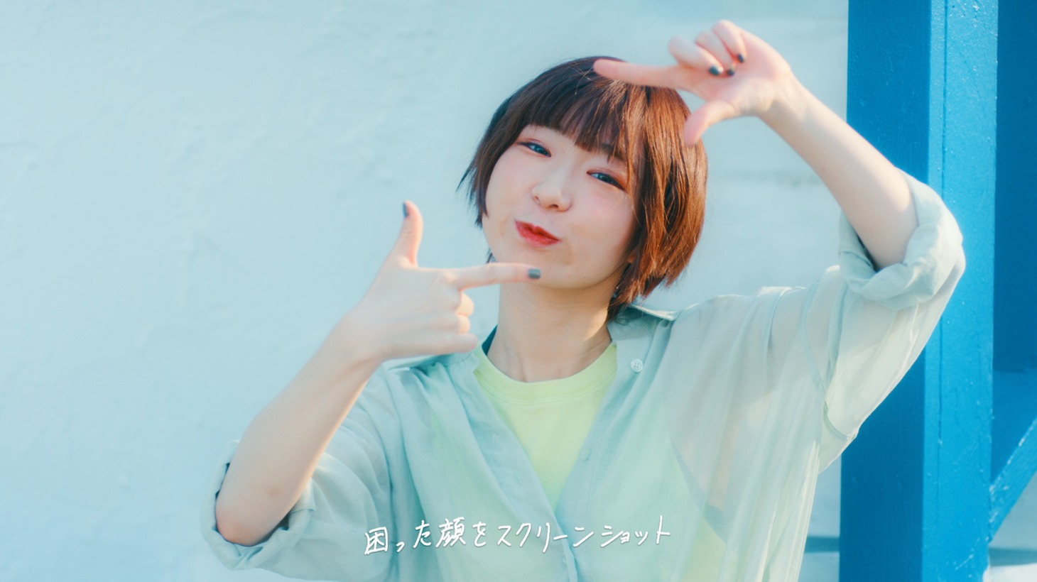 豆柴の大群「恋のかけ算 ABCDEFG」ミュージックビデオより。