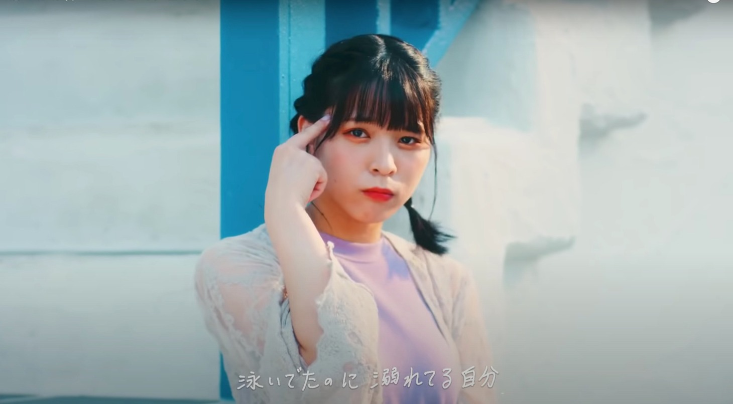 豆柴の大群「恋のかけ算 ABCDEFG」ミュージックビデオより。