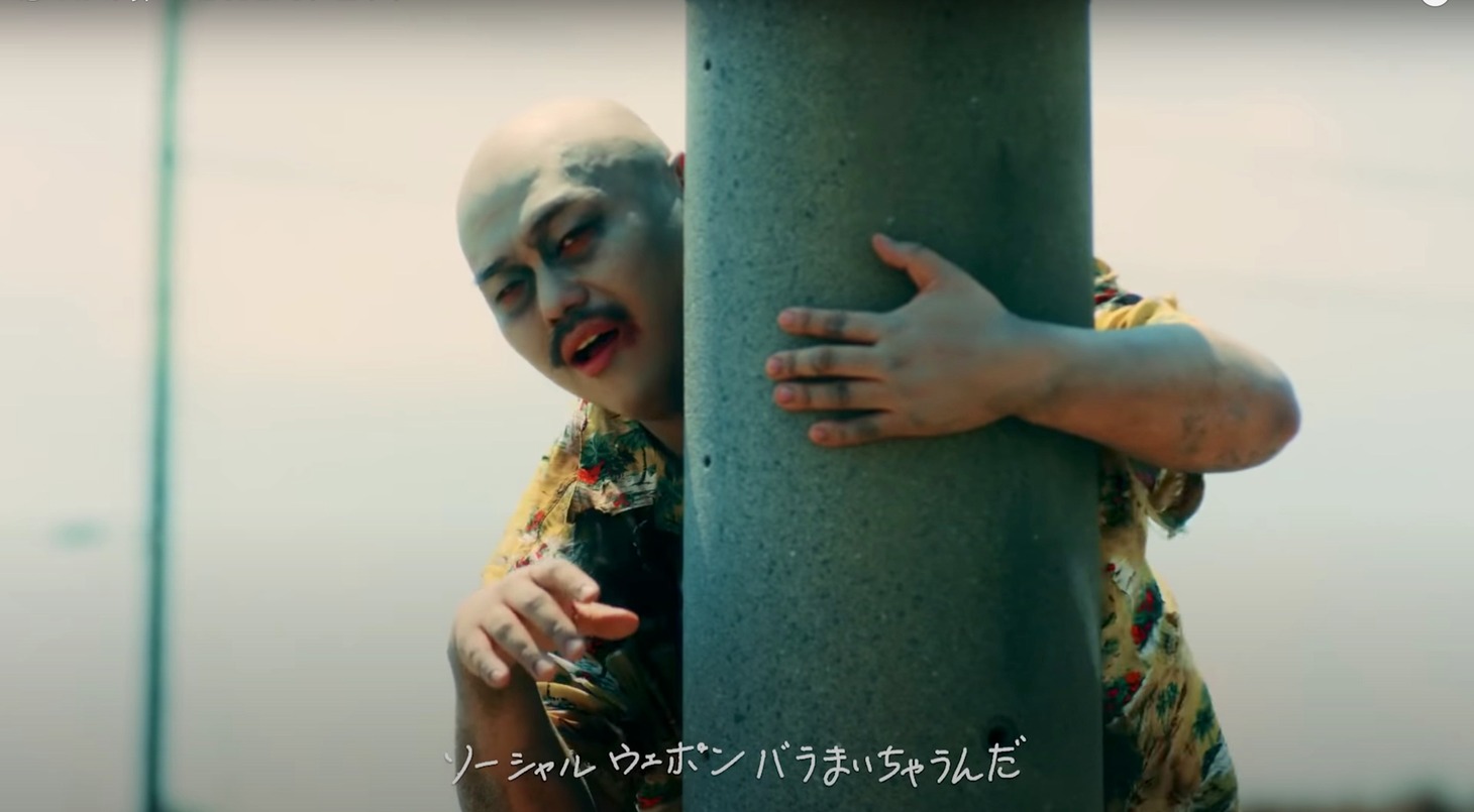 豆柴の大群「恋のかけ算 ABCDEFG」ミュージックビデオより。