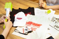 昨年行われたNCT 127のワールドツアーのグッズと、SuperMのロサンゼルス公演のVIPチケット。