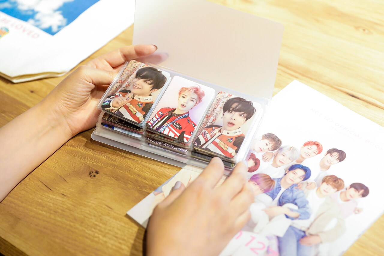 MICA氏がコレクションしているNCT 127のトレカと、ファンクラブ会報。