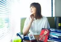 MICA氏の持参したNCT 127グッズに囲まれる土岐麻子。