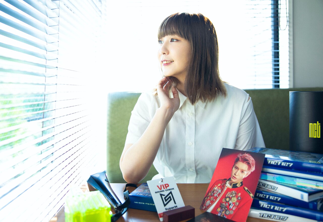 MICA氏の持参したNCT 127グッズに囲まれる土岐麻子。