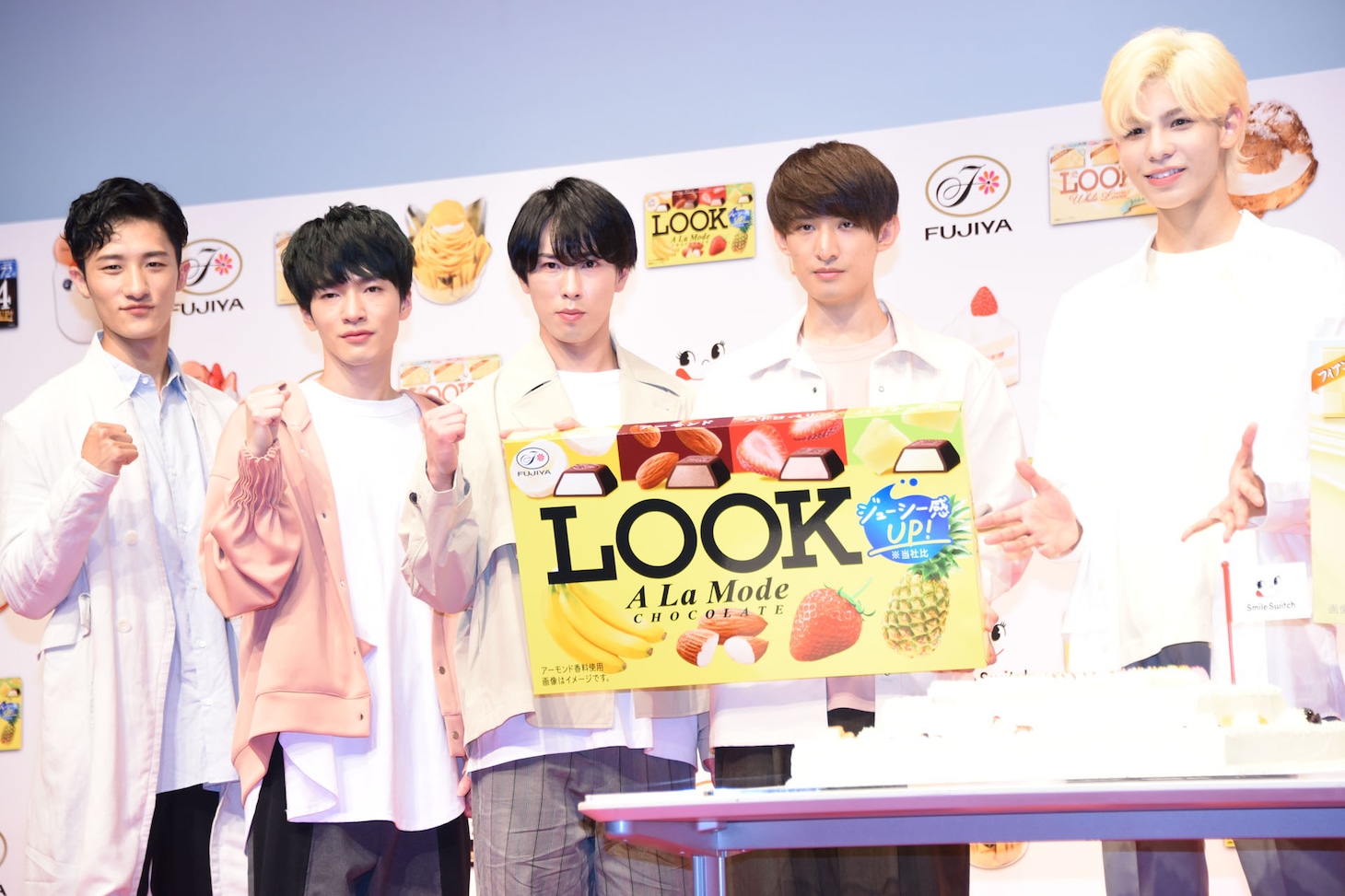 左から岩本照、深澤辰哉、宮舘涼太、向井康二、ラウール。