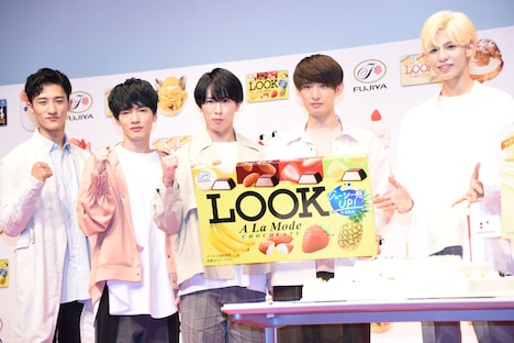 左から岩本照、深澤辰哉、宮舘涼太、向井康二、ラウール。