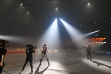 新曲「Fall in Love Again」を披露するKREVA、三浦大知。（Photo by Teppei Kishida、Riei Nakagawara）