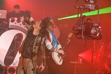 KREVAとMIYAVI。（Photo by Teppei Kishida、Riei Nakagawara）