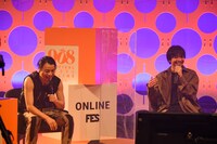 トーク中のKREVAと三浦大知。（Photo by Teppei Kishida、Riei Nakagawara）