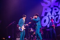 加藤隆志（G）と川上洋平（[Alexandros]）。（Photo by Masamine Akiyama）
