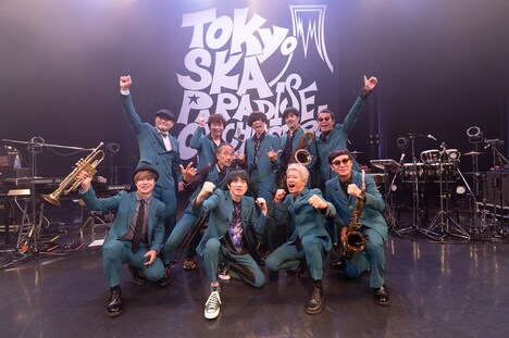 東京スカパラダイスオーケストラと川上洋平（[Alexandros]）。（Photo by Masamine Akiyama）