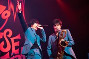 川上洋平（[Alexandros]）と谷中敦（Baritone Sax）。（Photo by Masamine Akiyama）