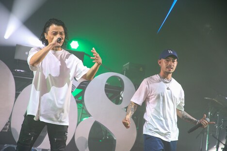 「One Mic」をパフォーマンスするKREVAとZORN。（Photo by Teppei Kishida、Riei Nakagawara）