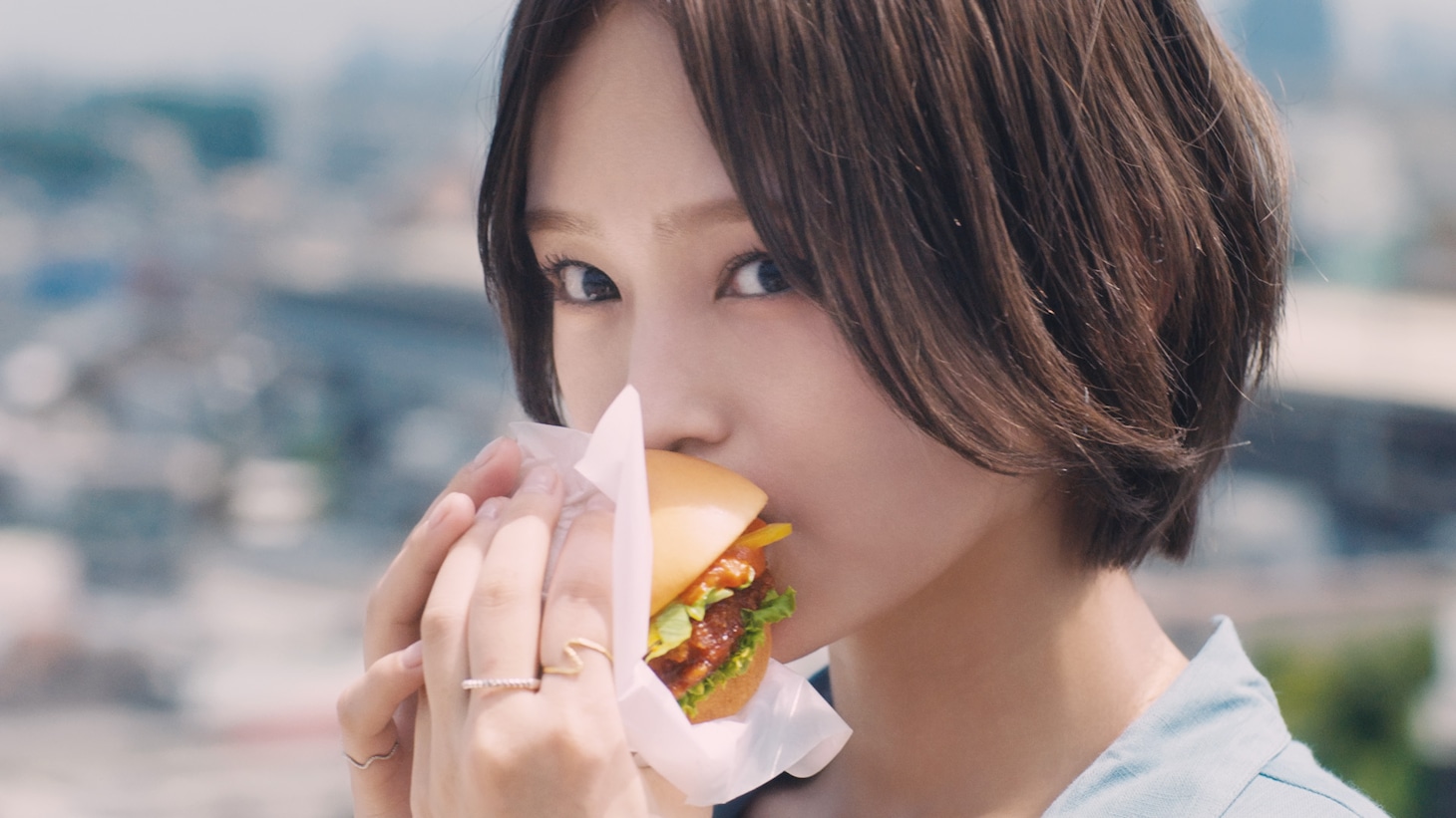 モスバーガー「マンハッタンクラムチリ ロースカツ」新CM「がんばるあのひと」編より。
