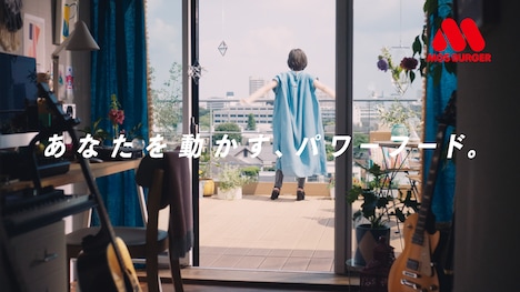 モスバーガー「マンハッタンクラムチリ ロースカツ」新CM「がんばるあのひと」編より。