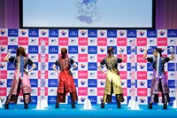 学ランの背中の文字を見せるももいろクローバーZ。（写真提供：太田胃散 PR事務局）