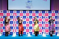 太田胃にゃんを呼び込むももいろクローバーZ。（写真提供：太田胃散 PR事務局）