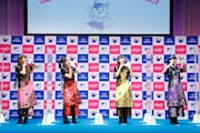 太田胃にゃんを呼び込むももいろクローバーZ。(写真提供:太田胃散 PR事務局)