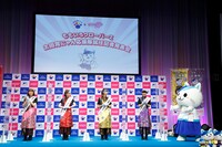 ももいろクローバーZと太田胃にゃん。（写真提供：太田胃散 PR事務局）