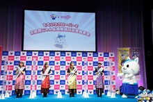 ももいろクローバーZと太田胃にゃん。（写真提供：太田胃散 PR事務局）