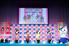 ももいろクローバーZと太田胃にゃん。（写真提供：太田胃散 PR事務局）