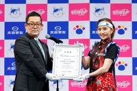 株式会社太田胃散の太田淳之代表取締役副社長（左）から太田胃にゃん応援隊の任命書を受け取る百田夏菜子（右）。（写真提供：太田胃散 PR事務局）