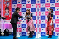 たすきを受け取る佐々木彩夏。（写真提供：太田胃散 PR事務局）