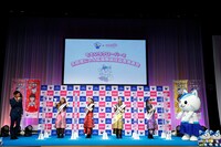 左から島田秀平、ももいろクローバーZ、太田胃にゃん。（写真提供：太田胃散 PR事務局）