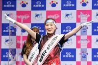 「フレフレ太田胃にゃん」を披露する百田夏菜子。（写真提供：太田胃散 PR事務局）