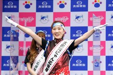 「フレフレ太田胃にゃん」を披露する百田夏菜子。（写真提供：太田胃散 PR事務局）