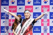 「フレフレ太田胃にゃん」を披露する百田夏菜子。(写真提供:太田胃散 PR事務局)
