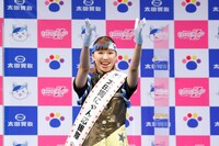 「フレフレ太田胃にゃん」を披露する玉井詩織。（写真提供：太田胃散 PR事務局）