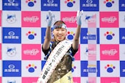「フレフレ太田胃にゃん」を披露する玉井詩織。(写真提供:太田胃散 PR事務局)