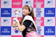 「にゃんにゃんにゃにゃ拍子」を披露する佐々木彩夏。（写真提供：太田胃散 PR事務局）