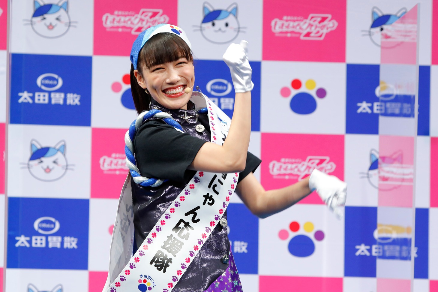 「にゃんにゃんにゃにゃ拍子」を披露する高城れに。（写真提供：太田胃散 PR事務局）