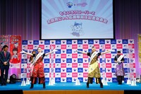 「フレフレ太田胃にゃん」を披露する百田夏菜子と玉井詩織。（写真提供：太田胃散 PR事務局）
