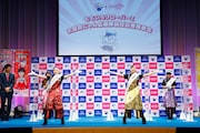 「フレフレ太田胃にゃん」を披露する百田夏菜子と玉井詩織。(写真提供:太田胃散 PR事務局)