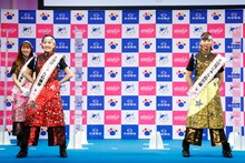 「フレフレ太田胃にゃん」を披露する百田夏菜子と玉井詩織。（写真提供：太田胃散 PR事務局）