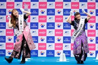 「にゃんにゃんにゃにゃ拍子」を披露する佐々木彩夏と高城れに。（写真提供：太田胃散 PR事務局）